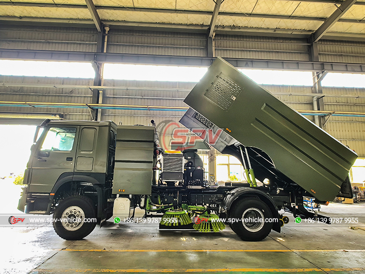 Road Broom Truck Sinotruk - Left Side